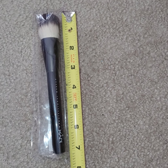 NYX- Pro Multi- Purpose Buffing Brush - Picture 4 of 7